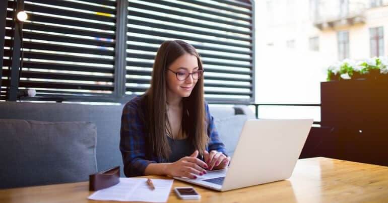 Comment devenir un trader indépendant ? avec des formations et de l'entrainement.